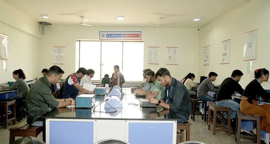 Get practical exposure at our exceptionally advanced Circuit and System Laboratories